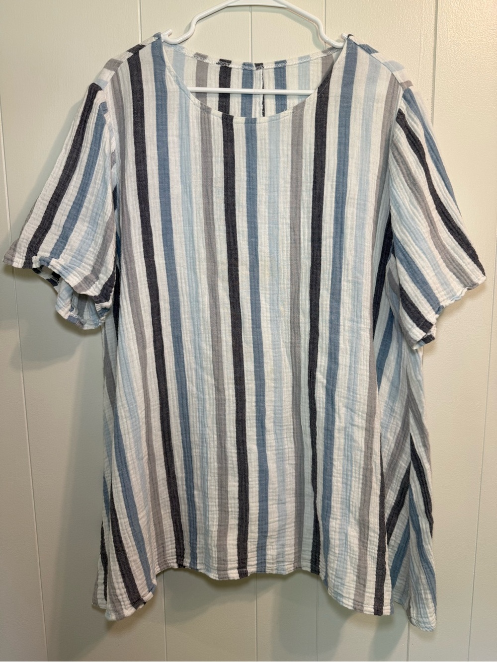 Woman’s XL Vertical Stripe Short Sleeve Light Weight Shirt nautical, coastal